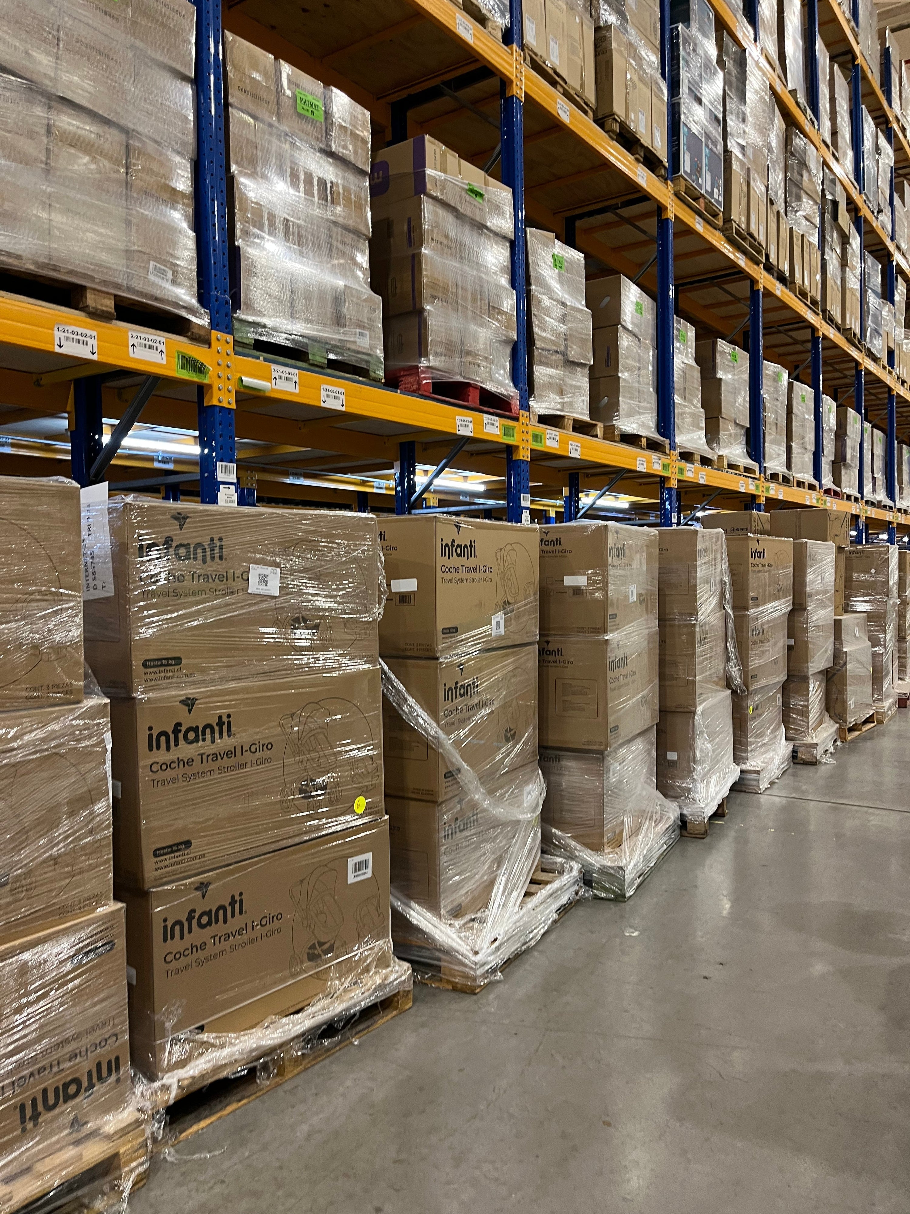 Cajas de productos de Infanti en la bodega de fulfillment
